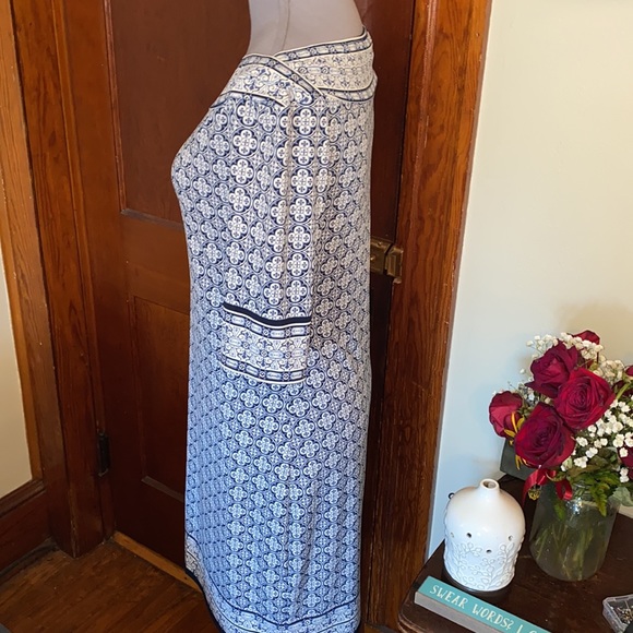 ‼️NWOT Max studio blue and white Patterned sheath dress‼️ - Picture 6 of 11